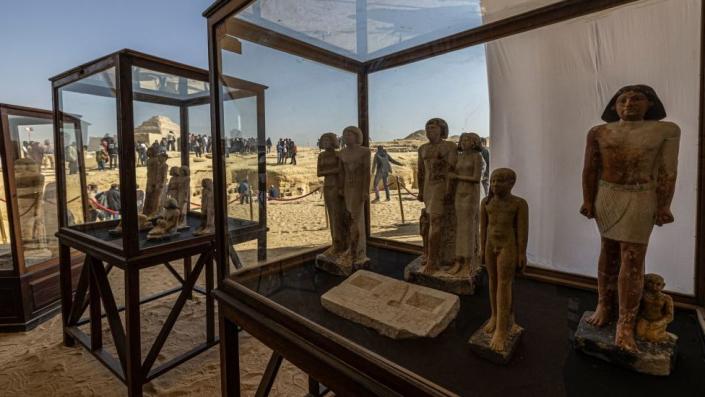 Estatuas fueron encontradas en tumbas en un sitio arqueológico al sur de El Cairo