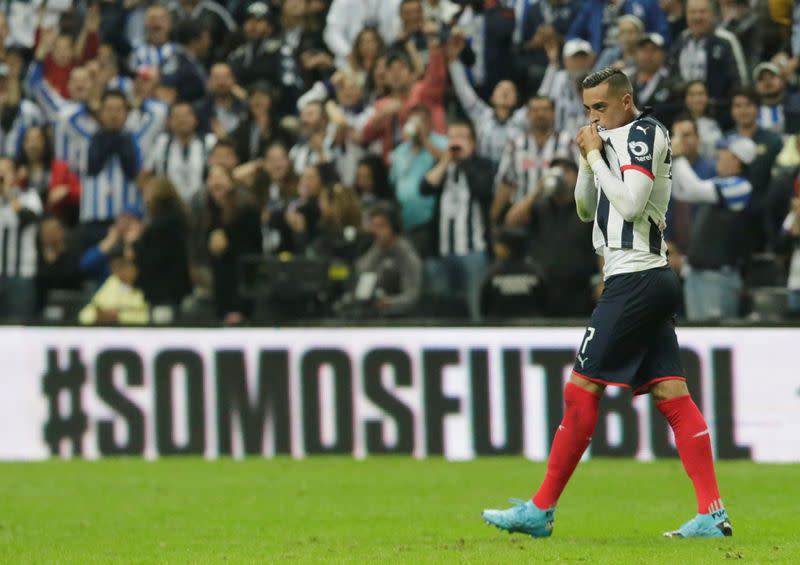 Rogelio Funes Mori besa el escudo de su playera tras anotar el gol del triunfo para Monterrey ante América en la final de ida del torneo Apertura del fútbol mexicano