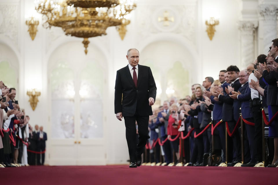 Vladímir Putin camina hacia el lugar donde tomará posesión como presidente Rusia, durante la ceremonia de investidura, en el Gran Palacio del Kremlin, en Moscú, Rusia, el 7 de mayo de 2024. (AP Foto/Alexander Zemlianichenko, Pool)
