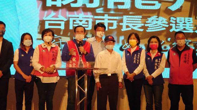 前總統馬英九（左四）晚間到台南出席謝龍介募款餐會。（曹婷婷攝）