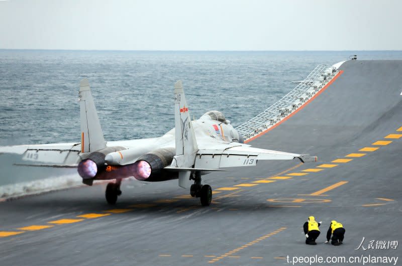 20161224-中國「遼寧號」航母突破太平洋第一島鏈，進行跨海區訓練任務，艦上搭載10餘架殲15，中國海軍在官方微博發布照片。圖為遼寧號與殲15。（取自中國海軍發布微博）