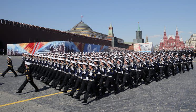 Russische Soldaten halten eine Militärparade auf dem Roten Platz ab. (Bild: dpa)