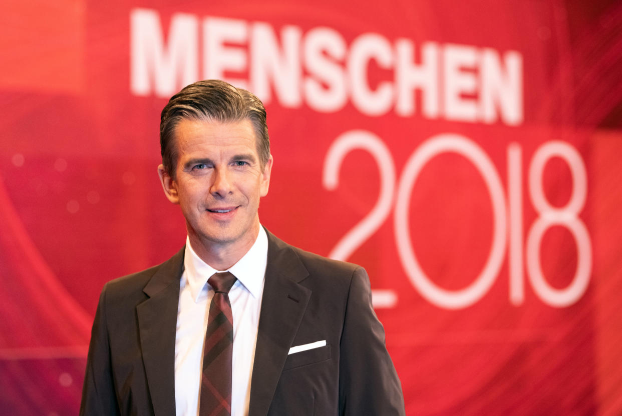 Markus Lanz begrüßt die Menschen 2018 in seinem persönlichen Jahresrückblick. Nur eins wird es den ganzen Abend nicht: persönlich. Foto: ZDF / Sascha Baumann