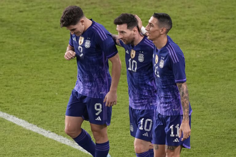 De izquierda a derecha, Julián Álvarez, Lionel Messi y Angel Di Maria festejan un gol por la selección de argentina ante Emiratos Árabes Unidos, durante un partido amistoso en Abu Dhabi, el miércoles 16 de noviembre de 2022 (AP Foto/Hussein Malla)