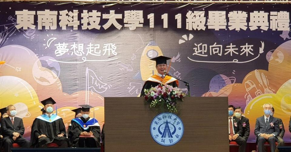 《圖說》東南科技大學李清吟以「畢業典禮」的英文單字 「commencement」，所蘊含「開始」之原意，闡述畢業實即走出校園，步入另一階段起點。