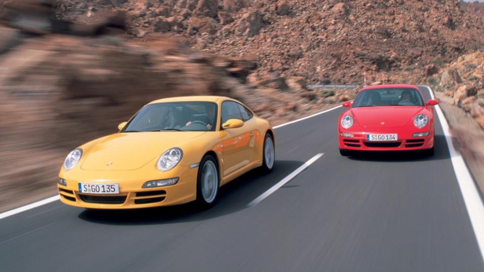 997世代的911在外型設計方面，帶回經典的圓形頭燈設計，同時也提供了多款車型讓車迷選擇。(圖片來源/ Porsche)
