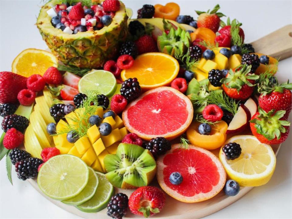 水果發霉「切掉腐壞部分」還能吃嗎？專家點名2食材：吃了恐患肝癌