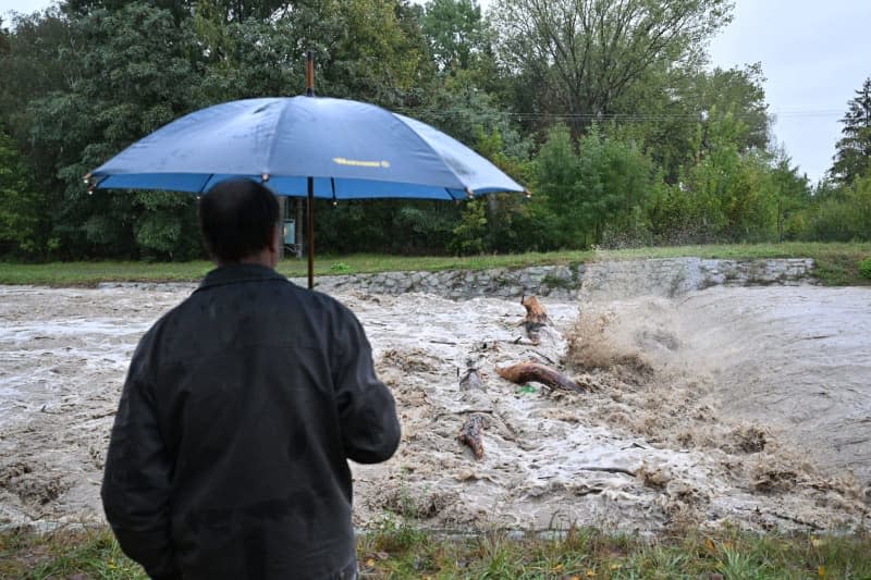 A river in South Moravia has become a raging torrent due to persistent rainfall. Šálek Václav/CTK/dpa