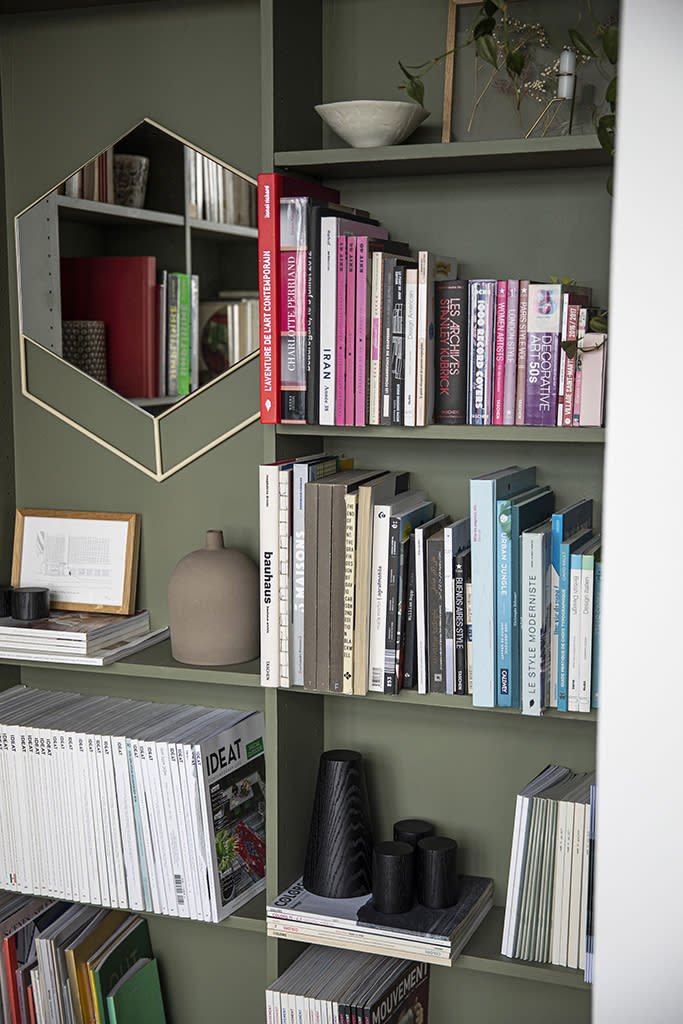 <p>Afin de rythmer l’appartement aux murs blancs, les propriétaires ont osé la couleur pour signifier la bibliothèque installée dans un angle du salon. Un vert sourd qui apporte à sa façon une touche de nature dans cet espace dédié aux livres et magazines d’architecture, ponctué d’objets décoratifs.</p><br><br><a href="https://www.elle.fr/Deco/Reportages/Visites-maisons/Les-createurs-de-Kann-Design-nous-ouvrent-les-portes-de-leur-surprenant-duplex#xtor=AL-541" rel="nofollow noopener" target="_blank" data-ylk="slk:Voir la suite des photos sur ELLE.fr;elm:context_link;itc:0;sec:content-canvas" class="link ">Voir la suite des photos sur ELLE.fr</a><br><h3> A lire aussi </h3><ul><li><a href="https://www.elle.fr/Deco/Reportages/Visites-maisons/Ines-de-La-Fressange-nous-invite-dans-sa-maison-parisienne#xtor=AL-541" rel="nofollow noopener" target="_blank" data-ylk="slk:Ines de La Fressange nous invite dans sa maison parisienne;elm:context_link;itc:0;sec:content-canvas" class="link ">Ines de La Fressange nous invite dans sa maison parisienne</a></li><li><a href="https://www.elle.fr/Deco/Reportages/Visites-maisons/Sarah-Poniatowski-nous-invite-dans-sa-maison-du-Cap-Ferret#xtor=AL-541" rel="nofollow noopener" target="_blank" data-ylk="slk:Sarah Poniatowski nous invite dans sa maison du Cap-Ferret;elm:context_link;itc:0;sec:content-canvas" class="link ">Sarah Poniatowski nous invite dans sa maison du Cap-Ferret</a></li><li><a href="https://www.elle.fr/Deco/Reportages/Visites-maisons/Avant-Apres-des-chambres-de-bonnes-transformees-en-duplex-avec-rooftop#xtor=AL-541" rel="nofollow noopener" target="_blank" data-ylk="slk:Avant-Après : des chambres de service transformées en duplex avec rooftop;elm:context_link;itc:0;sec:content-canvas" class="link ">Avant-Après : des chambres de service transformées en duplex avec rooftop</a></li><li><a href="https://www.elle.fr/Deco/Reportages/Visites-maisons/Un-duplex-parisien-chic-et-lumineux#xtor=AL-541" rel="nofollow noopener" target="_blank" data-ylk="slk:Un duplex parisien chic et lumineux;elm:context_link;itc:0;sec:content-canvas" class="link ">Un duplex parisien chic et lumineux</a></li><li><a href="https://www.elle.fr/Astro/Horoscope/Quotidien#xtor=AL-541" rel="nofollow noopener" target="_blank" data-ylk="slk:Consultez votre horoscope sur ELLE;elm:context_link;itc:0;sec:content-canvas" class="link ">Consultez votre horoscope sur ELLE</a></li></ul>