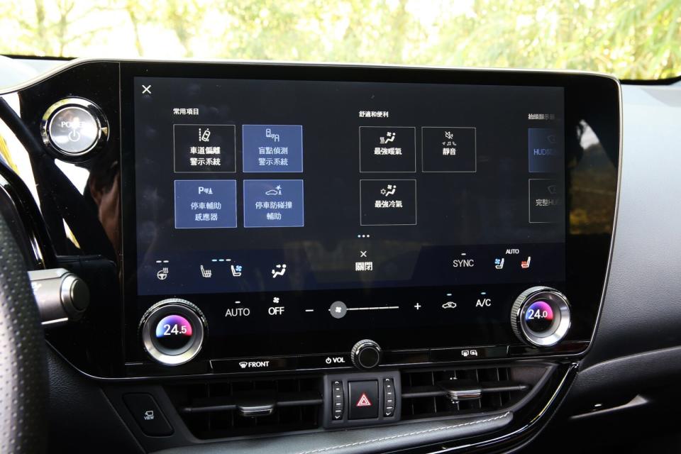 標配的14吋多功能資訊整合觸控螢幕，結合觸控、語音控制等功能，同時可支援Apple CarPlay & Android Auto手機連結機能。