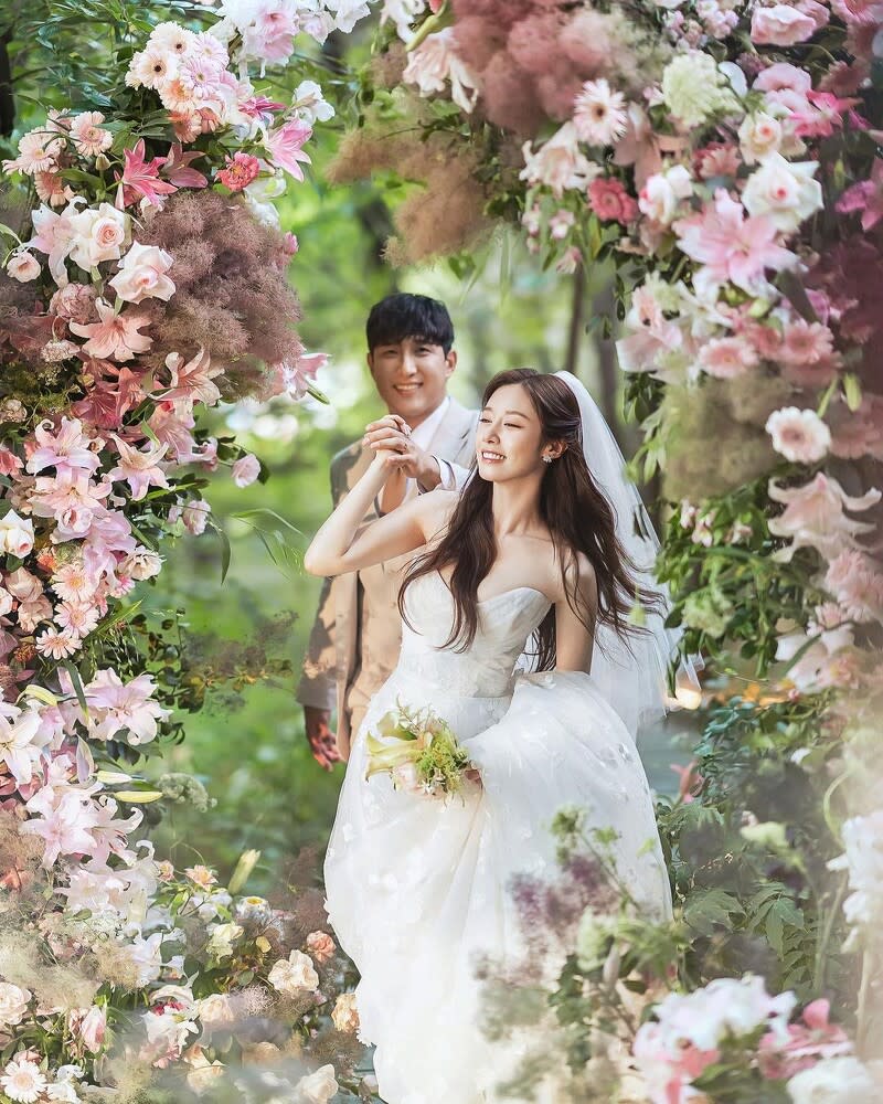 芝妍也在自己的Instagram發佈一系列婚紗照