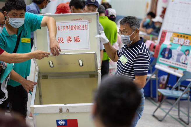 投票所開放投票前，進行票匭清空確認的工作。（袁庭堯攝）