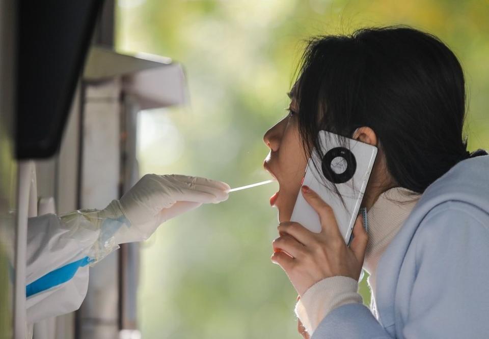 一名女子在接受新冠測試。