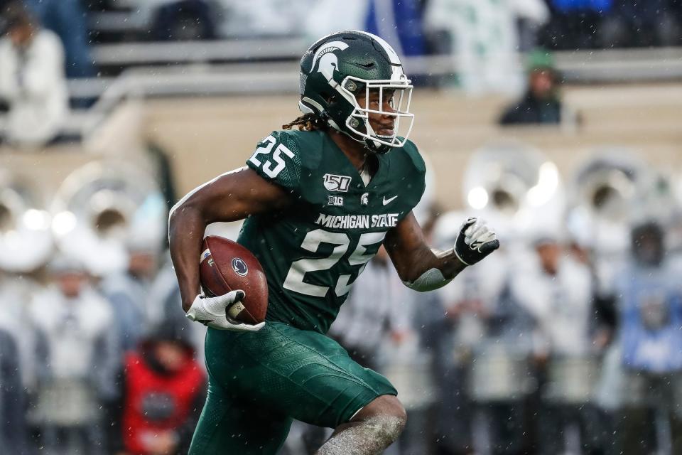 Devoluciones de patada de Michigan State Darrell Stewart Jr. (25) corre contra Penn State durante la primera mitad en el Spartan Stadium en East Lansing, el sábado 26 de octubre de 2019.