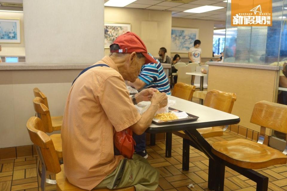 老一輩人亦經常在裕民坊麥當勞駐腳「打躉」