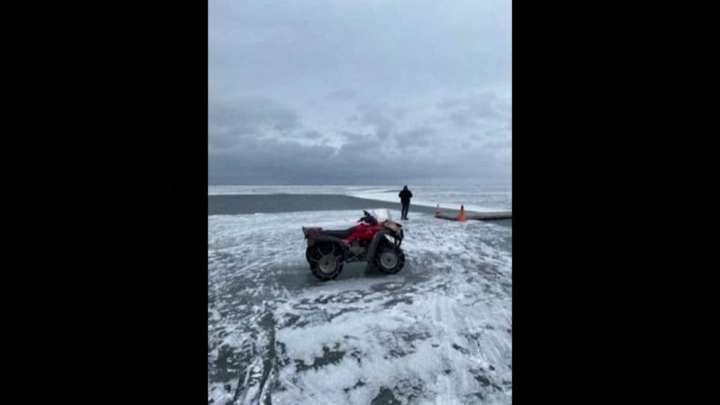 Environ 200 pêcheurs américains ont été secourus, coincés sur une immense plaque de glace partie à la dérive sur un vaste lac du Minnesota, dans le nord des Etats-Unis. - HANDOUT / BELTRAMI COUNTY SHERIFF'S OFFICE