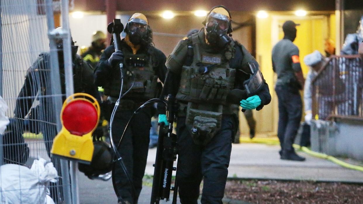 In Köln hatte die Polizei wegen des Verdachs auf Umgang mit giftigen Stoffen die Wohnung eines Mannes gestürmt. Foto: David Young