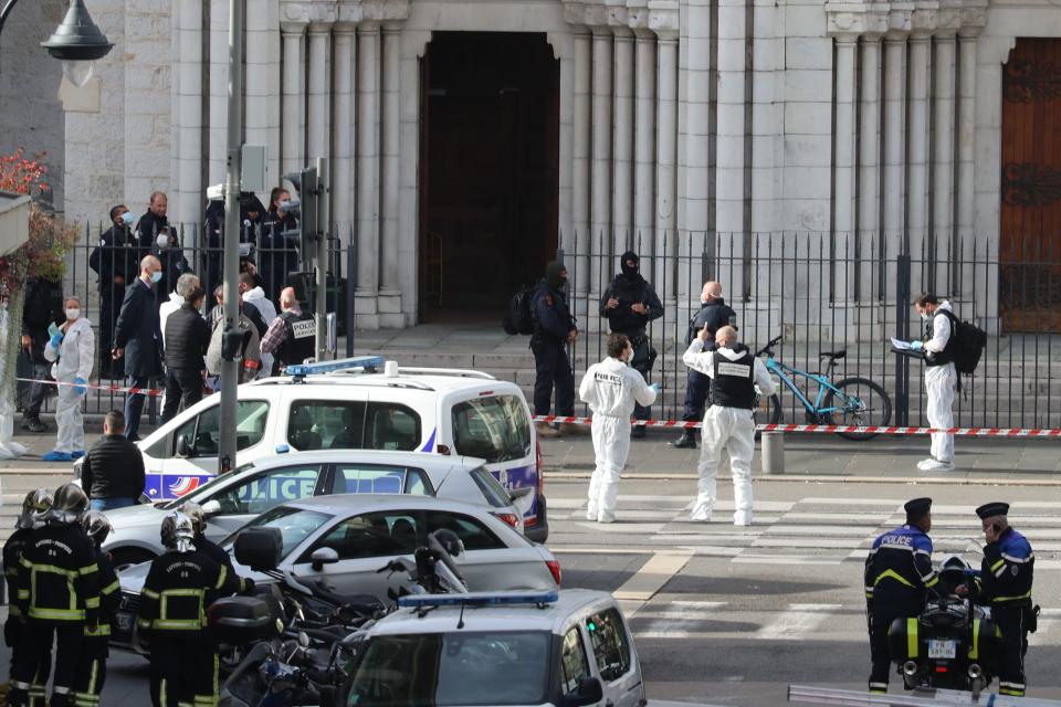 Policías, forenses y bomberos acuden al lugar del ataque en Niza. (Photo by VALERY HACHE/AFP via Getty Images)