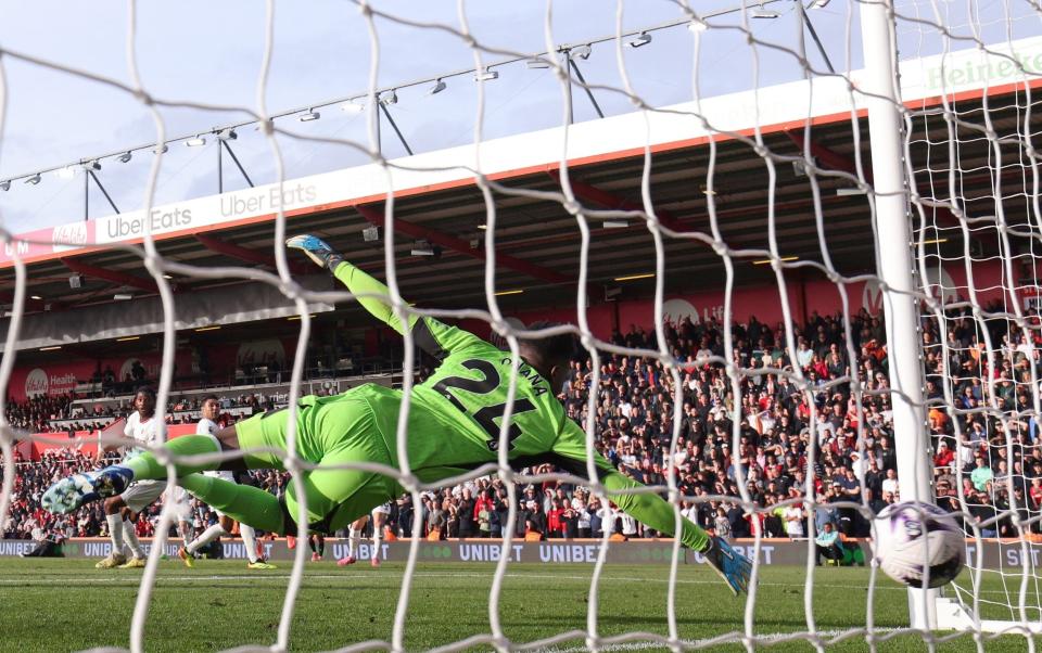 Justin Kluivert scores at the near post