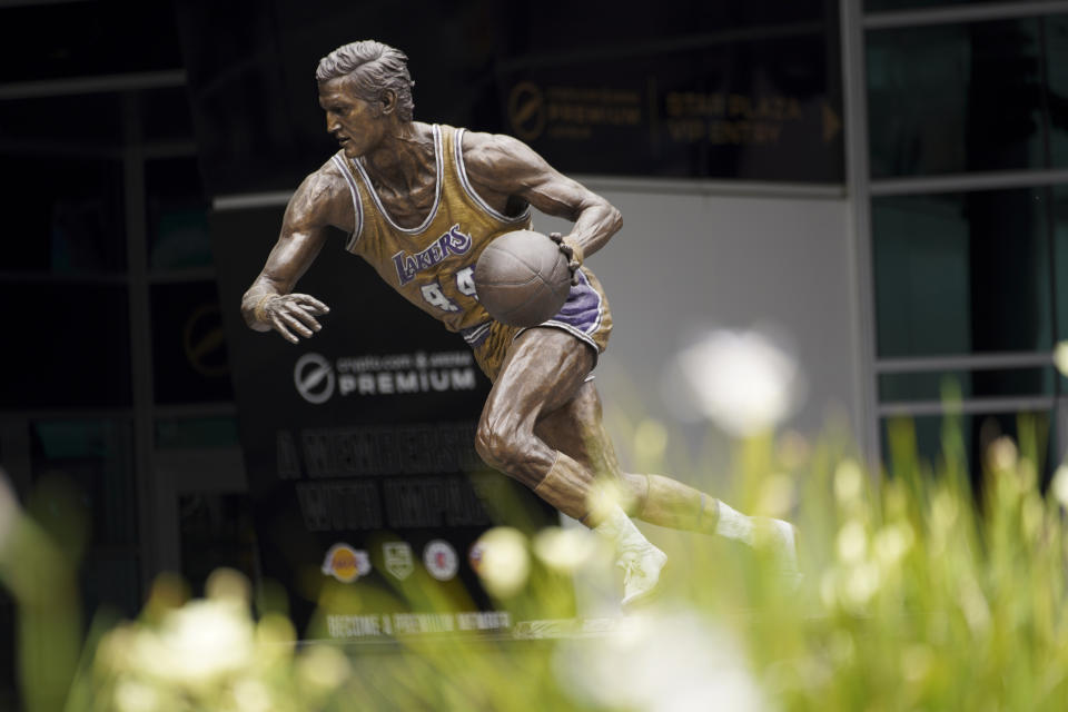 La estatua de Jerry West afuera de la Crypto.com Arena ha recibido a varios aficionados que se acercacon a rendir homenaje al ex jugador y directivo.. (AP Foto/Richard Vogel)
