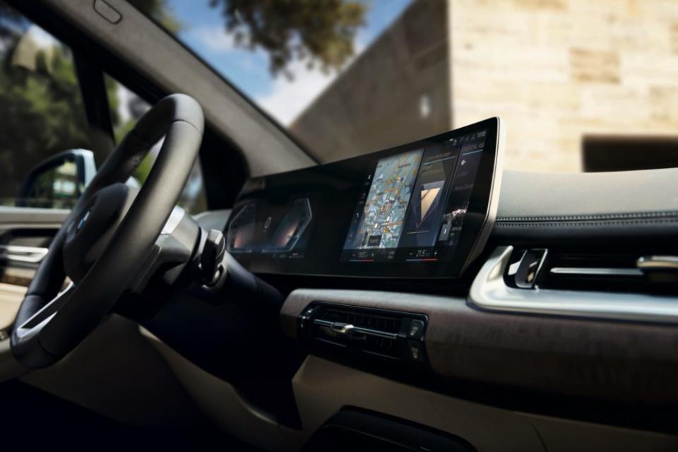 新車還有同級車款唯一的AR擴增實境導航，能在中央觸控螢幕顯示前方實際路況畫面，透過圖像標示接下來即前進方向。 (圖片來源/ BMW)