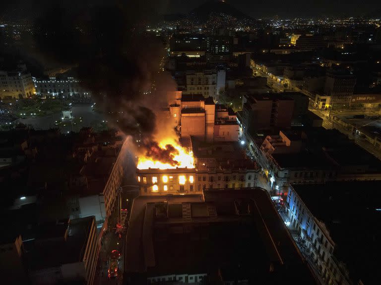 Un edificio arde en medio de protestas antigubernamentales en el centro de Lima, Perú, el jueves 19 de enero de 2023. (AP Foto/Martín Mejía)