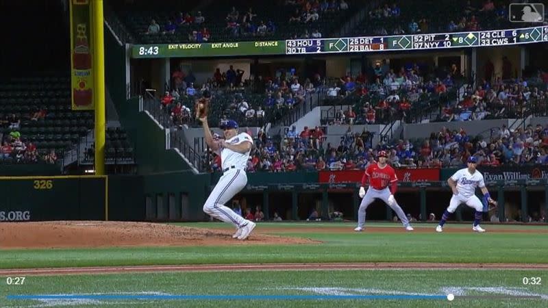 遊騎兵投手柏克（Brock Burke）接殺強襲球，大谷翔平糗遭雙殺。（圖／翻攝自MLB官網）