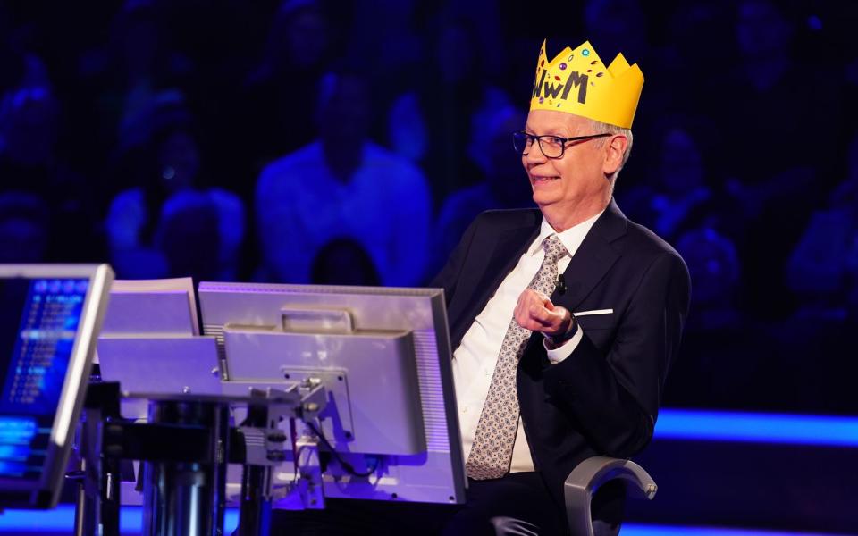 Eine Krone für den Quizshow-König? Das hätte Jauch vielleicht gern, doch der Kopfschmuck war nur geliehen. (Bild: RTL / Stefan Gregorowius)