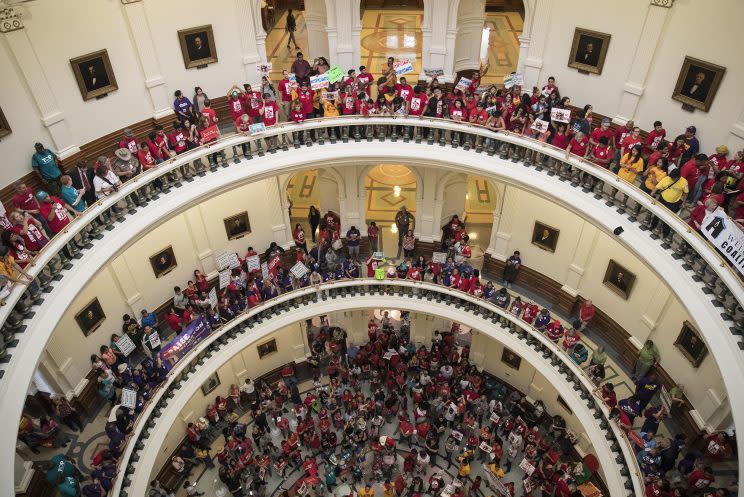 Hundreds of protesters line the balconies of the state Capitol rotunda in Austin on May 29 to protest Senate Bill 4, which compels local police to enforce federal immigration law. (Photo: Ricardo Brazziell/Austin American-Statesman via AP)