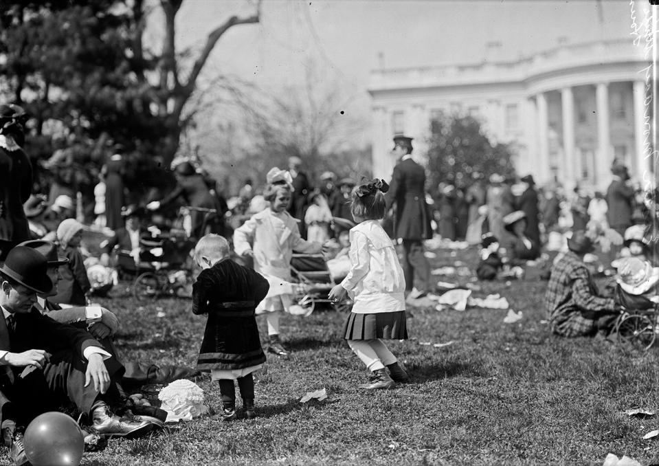 <p>Children play in front of the White House during the Easter Egg Rolling event in Washington, 1914. </p>