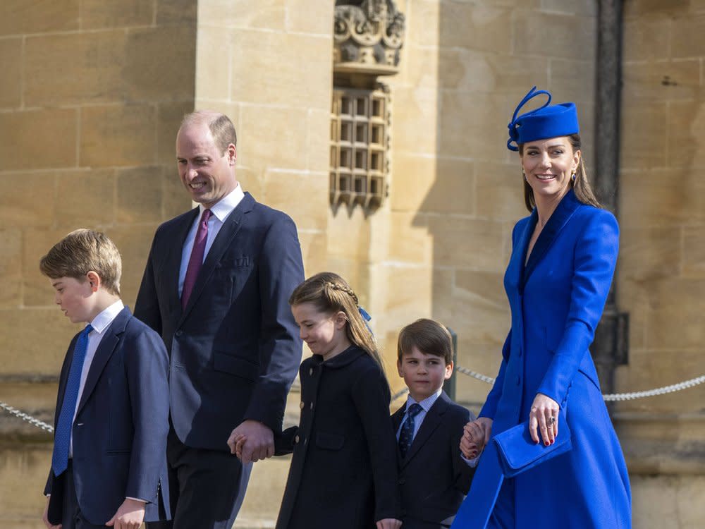 Auf dem Weg zum Ostergottesdienst 2023 präsentierten sich William und Kate mit ihren Kindern in abgestimmter blauer Kleidung. Dieses Jahr werden sie wohl fehlen. (Bild: IMAGO/Cover-Images)
