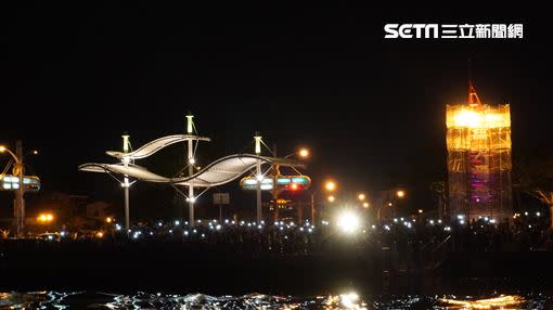 碼頭擠滿民眾，用手機打燈迎接陳時中等人回返航。（圖／記者花芸曦攝影）