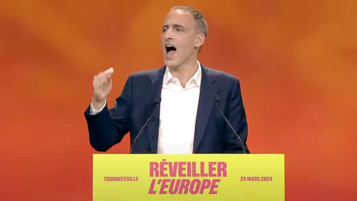 Pour son premier meeting en vue des élections européennes, Raphaël Glucksmann a véhément critiqué la politique d'Emmanuel Macron vis-à-vis de l'extrême droite. (Capture d'écran)