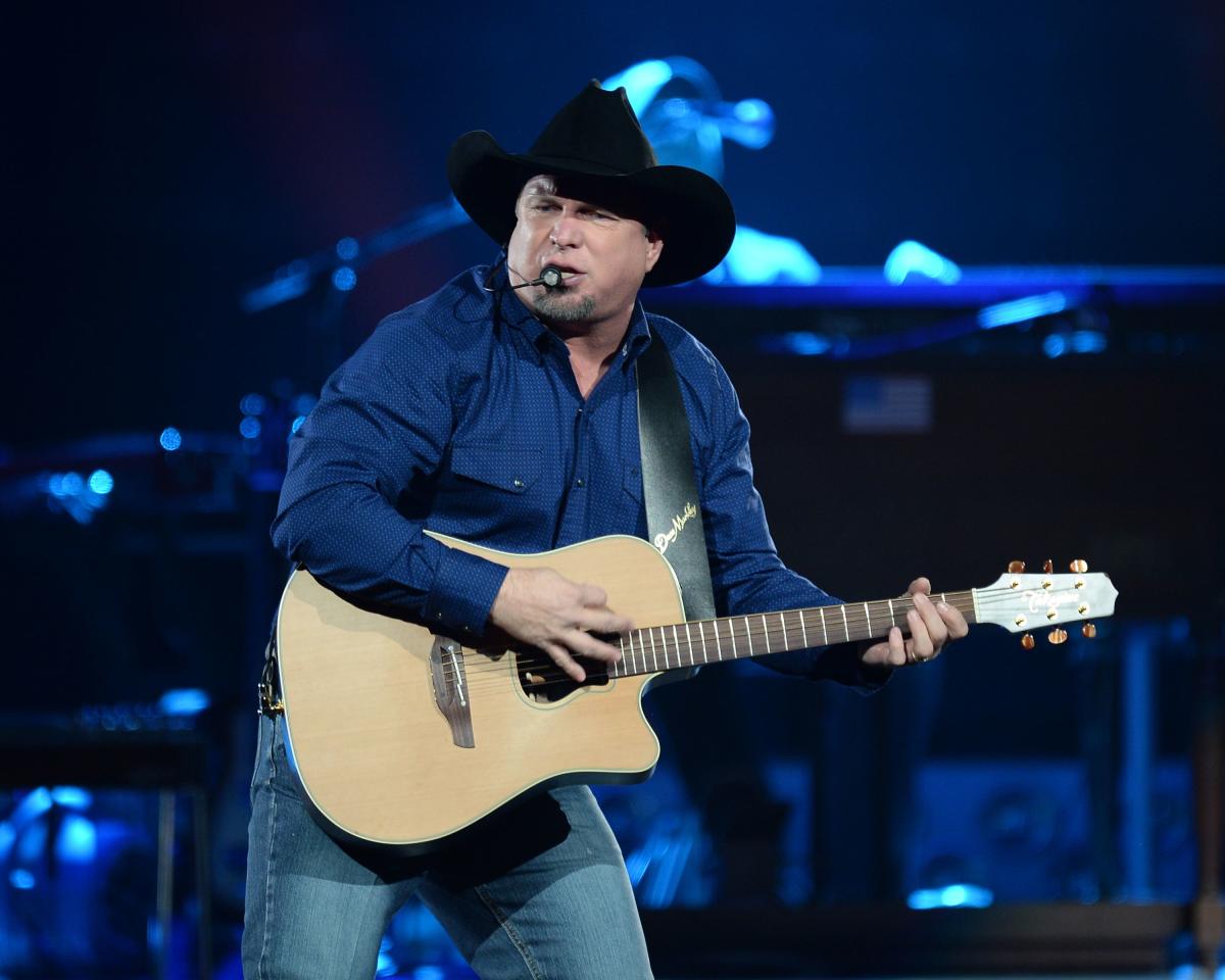 Garth Brooks Signs With WME