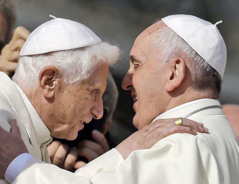 En esta imagen de archivo, el papa Francisco (derecha), abraza al papa emérito Benedicto XVI antes de un acto en la Plaza de San Pedro, en el Vaticano, el 28 de septiembre de 2014. (AP Foto/Gregorio Borgia, archivo)