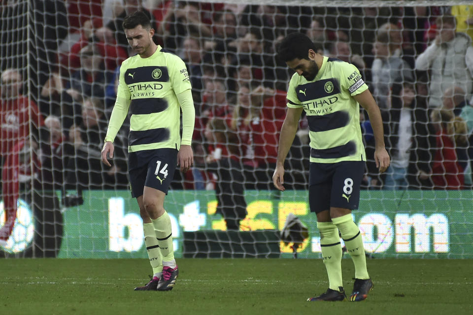 Aymeric Laporte así como Ilkay Gundogan del Manchester City reaccionan en el encuentro ante el Nottingham Forest en la Liga Premier el sábado 18 de febrero del 2023. (AP Foto/Rui Vieira)