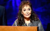 Loretta Lynn gehört zu den erfolgreichsten Countrysängerinnen der 1960-er und 1970-er Jahre. Kurz nach ihrem 85. Geburtstag (2017) musste sie wegen eines Schlaganfalls ins Krankenhaus gebracht werden. (Bild: 2017 Getty Images/Rick Diamond)