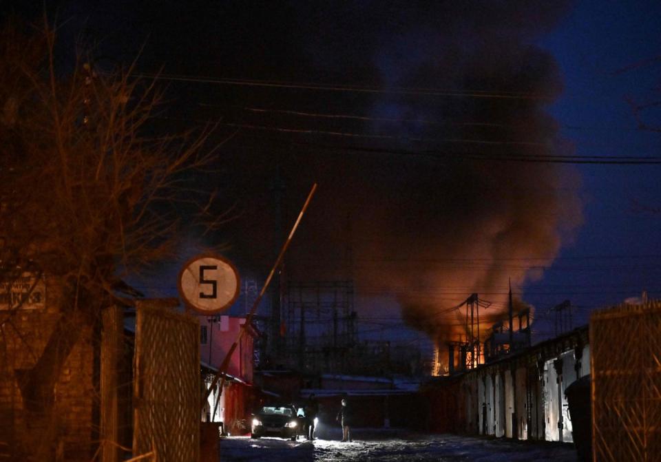 Un objet d'une infrastructure électrique critique alors qu'il brûle après une attaque de drone à Kyiv, au milieu de l'invasion russe de l'Ukraine (AFP via Getty Images)