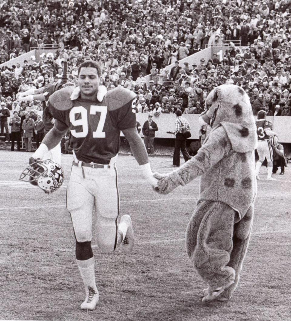 Art Still is greeted by the Wildcat mascot as he takes the field for the final time for Kentucky ahead of UK’s win over Tennessee in 1977.