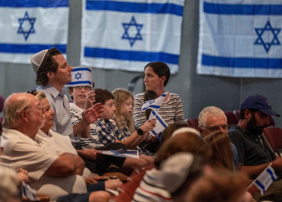 A family shows support for Israel at an event at Congregation B'Nai Israel in Boca Raton.