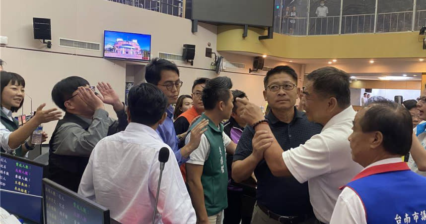 台南市議會7日再爆衝突，藍綠議員為了審查預算，上演拍桌互罵、拉扯。（圖／曹婷婷攝）