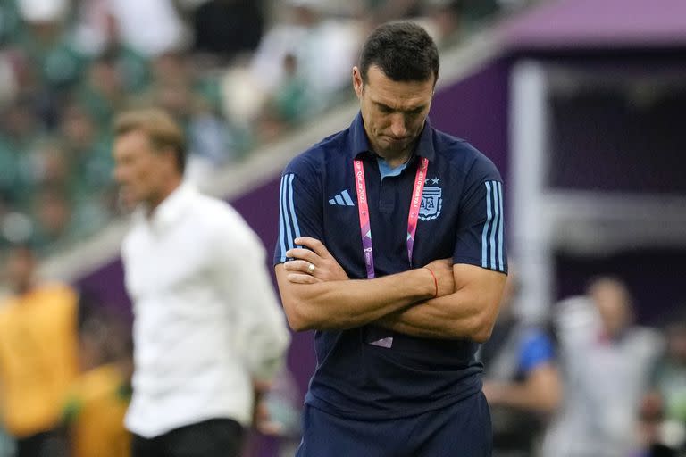 La preocupación del DT Lionel Scaloni en el primer partido de la Argentina en Qatar 2022, durante la alarmante derrota ante Arabia Saudita