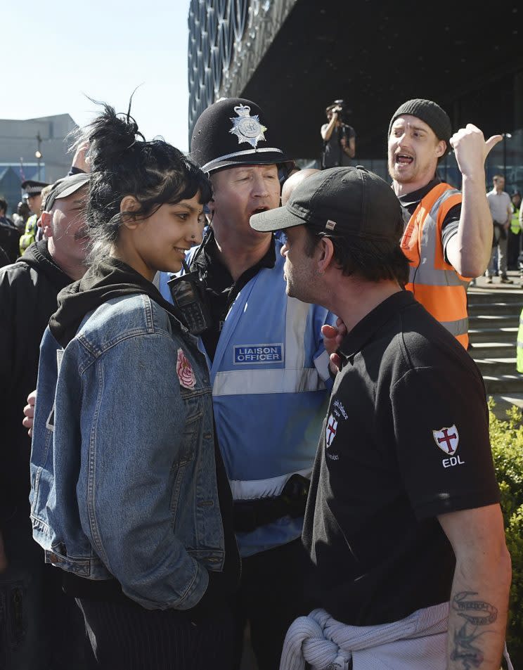 Auf dem Foto ist ein Anhänger der EDL zu sehen, wie er wütend eine Gegendemonstrantin anschreit. (Bild: Joe Giddins/PA via AP)