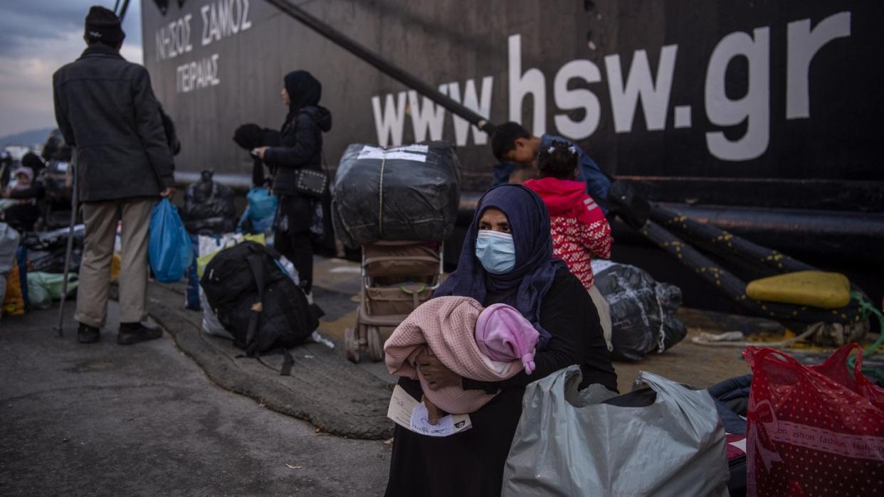 Migranten aus dem Lager Moria im Hafen von Piräus bei Athen.