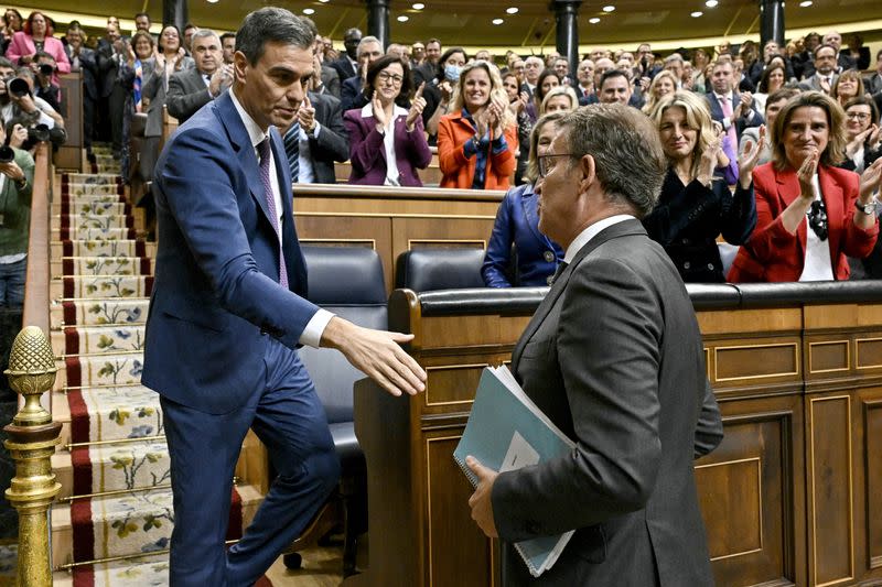 El recién reelegido presidente del Gobierno español, Pedro Sánchez, es felicitado por el líder del Partido Popular, Alberto Núñez Feijóo, en el Congreso de los Diputados, en Madrid, España