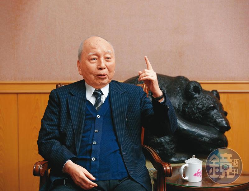 99歲的頴川建忠是民視及味王大股東，由次子主導打官司贏回千億股權。