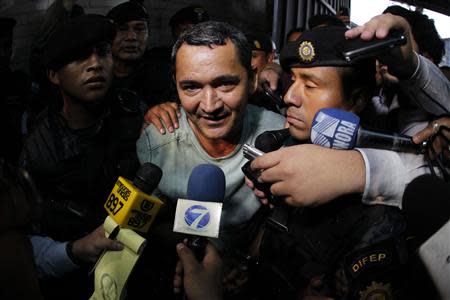 Waldemar Lorenzana (C) speaks with members of the media after his arrest at the Supreme Court of Justice in Guatemala City, September 17, 2013. REUTERS/Jorge Dan Lopez