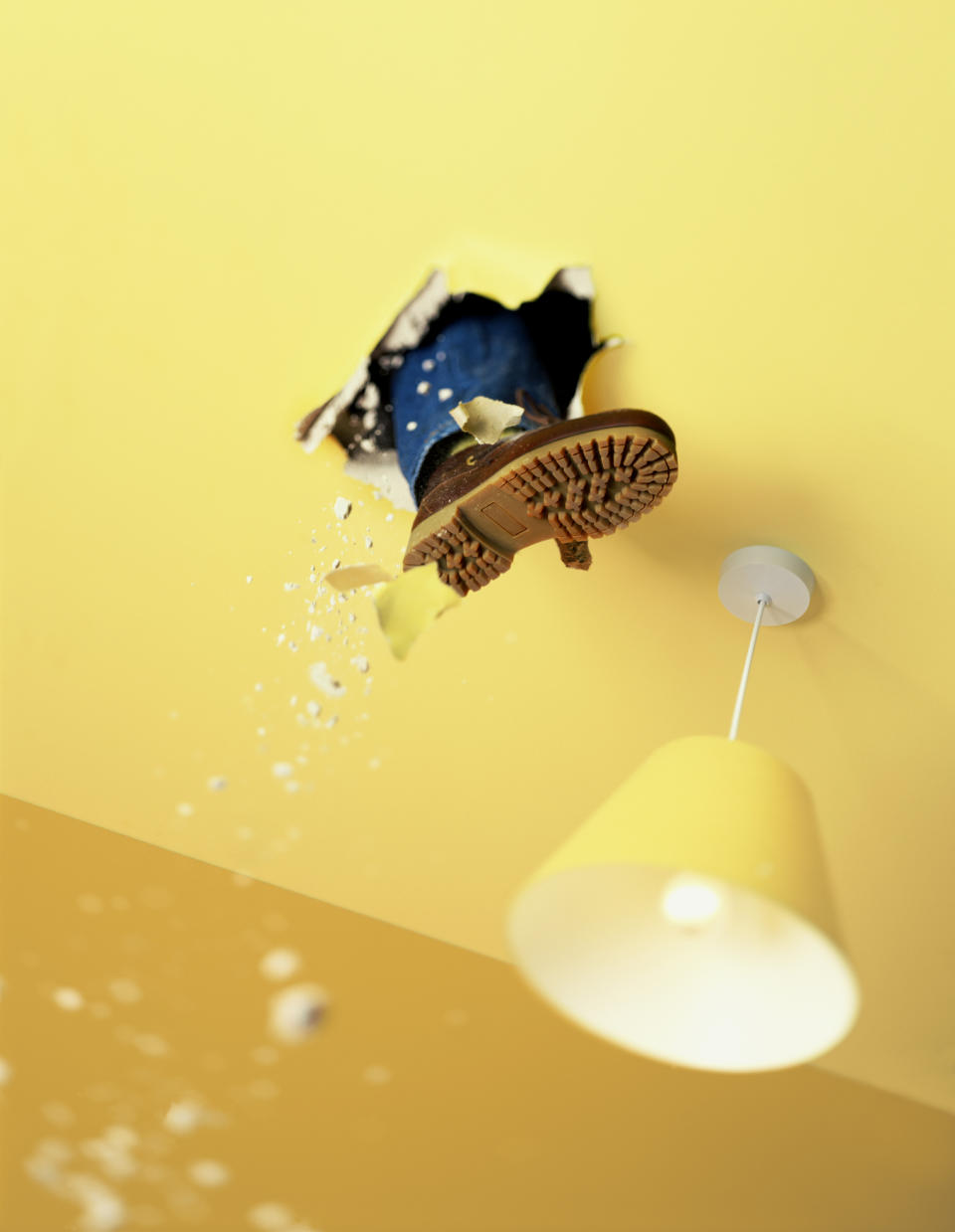 ¿Te imaginas que se rompa el piso de ático y caigas justo en la bañera? Foto: Peter Dazeley / Getty Images