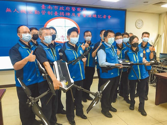 台南市政府警察局成立全台首支無人機隊，未來將協助員警偵蒐案件、交通勤務等多元任務。（周書聖攝）