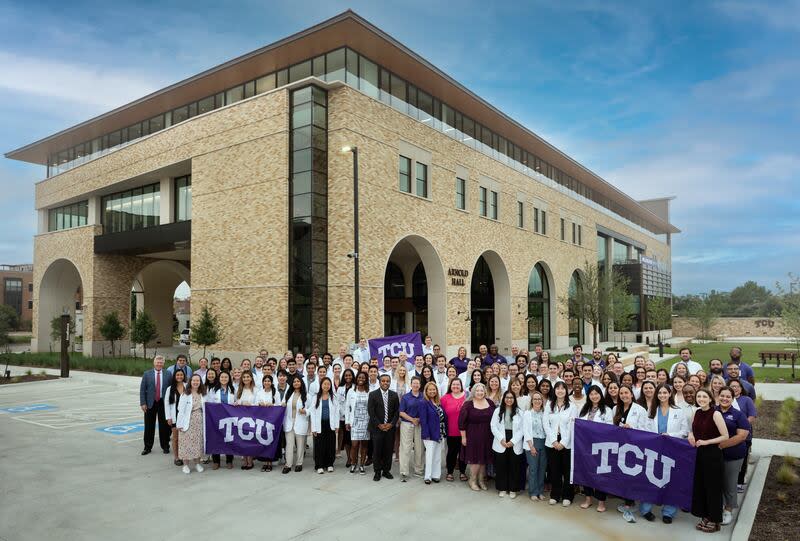 Anne Burnett Marion School of Medicine is afgebeeld in de Arnold Hall van de Texas Christian University, tegenover West Rosedale Street in Fort Worth, Texas. | De Burnett School of Medicine, Texas Christian University